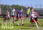 28.05.2026, Fussball DFB-Nationalmannschaft Deutschland, Trainingslager vor der WM in Herzogenaurach, im Homeground bei ADIDAS. Erste Trainingseinheit auf dem Adidas-Sportplatz,  v.li: Jamal Musiala (Deutschland), Jamie Leweling (Deutschland, 