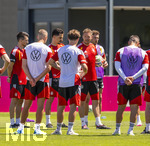 28.05.2026, Fussball DFB-Nationalmannschaft Deutschland, Trainingslager vor der WM in Herzogenaurach, im Homeground bei ADIDAS. Erste Trainingseinheit auf dem Adidas-Sportplatz, Bundestrainer Julian Nagelsmann (mitte, Deutschland) hält bei seinen Spielern eine Ansprache.