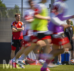 28.05.2026, Fussball DFB-Nationalmannschaft Deutschland, Trainingslager vor der WM in Herzogenaurach, im Homeground bei ADIDAS. Erste Trainingseinheit auf dem Adidas-Sportplatz, Bundestrainer Julian Nagelsmann (Deutschland) beobachtet nachdenklich das Training 