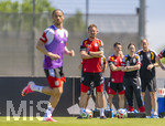 28.05.2026, Fussball DFB-Nationalmannschaft Deutschland, Trainingslager vor der WM in Herzogenaurach, im Homeground bei ADIDAS. Erste Trainingseinheit auf dem Adidas-Sportplatz, Bundestrainer Julian Nagelsmann (Deutschland) beobachtet Leroy Sane (Deutschland) 