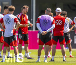 28.05.2026, Fussball DFB-Nationalmannschaft Deutschland, Trainingslager vor der WM in Herzogenaurach, im Homeground bei ADIDAS. Erste Trainingseinheit auf dem Adidas-Sportplatz, Bundestrainer Julian Nagelsmann (li, Deutschland) hält bei seinen Spielern eine Ansprache.