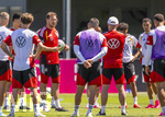 28.05.2026, Fussball DFB-Nationalmannschaft Deutschland, Trainingslager vor der WM in Herzogenaurach, im Homeground bei ADIDAS. Erste Trainingseinheit auf dem Adidas-Sportplatz, Bundestrainer Julian Nagelsmann (li, Deutschland) hält bei seinen Spielern eine Ansprache.