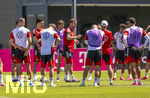 28.05.2026, Fussball DFB-Nationalmannschaft Deutschland, Trainingslager vor der WM in Herzogenaurach, im Homeground bei ADIDAS. Erste Trainingseinheit auf dem Adidas-Sportplatz, Bundestrainer Julian Nagelsmann (mitte, Deutschland) hält bei seinen Spielern eine Ansprache.