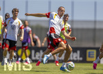 28.05.2026, Fussball DFB-Nationalmannschaft Deutschland, Trainingslager vor der WM in Herzogenaurach, im Homeground bei ADIDAS. Erste Trainingseinheit auf dem Adidas-Sportplatz, Waldemar Anton (Deutschland) am Ball 