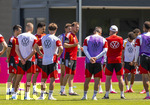 28.05.2026, Fussball DFB-Nationalmannschaft Deutschland, Trainingslager vor der WM in Herzogenaurach, im Homeground bei ADIDAS. Erste Trainingseinheit auf dem Adidas-Sportplatz, Bundestrainer Julian Nagelsmann (mitte, Deutschland) hält bei seinen Spielern eine Ansprache.