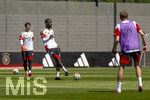 28.05.2026, Fussball DFB-Nationalmannschaft Deutschland, Trainingslager vor der WM in Herzogenaurach, im Homeground bei ADIDAS. Erste Trainingseinheit auf dem Adidas-Sportplatz, v.li: Jonas Urbig (Deutschland), Waldemar Anton (Deutschland), 