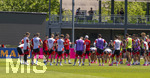 28.05.2026, Fussball DFB-Nationalmannschaft Deutschland, Trainingslager vor der WM in Herzogenaurach, im Homeground bei ADIDAS. Erste Trainingseinheit auf dem Adidas-Sportplatz, Bundestrainer Julian Nagelsmann (mitte, Deutschland) hält bei seinen Spielern eine Ansprache.