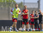 28.05.2026, Fussball DFB-Nationalmannschaft Deutschland, Trainingslager vor der WM in Herzogenaurach, im Homeground bei ADIDAS. Erste Trainingseinheit auf dem Adidas-Sportplatz, Bundestrainer Julian Nagelsmann (Deutschland) beobachtet Deniz Undav (Deutschland) 