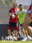 28.05.2026, Fussball DFB-Nationalmannschaft Deutschland, Trainingslager vor der WM in Herzogenaurach, im Homeground bei ADIDAS. Erste Trainingseinheit auf dem Adidas-Sportplatz, Bundestrainer Julian Nagelsmann (Deutschland) beobachtet zufrieden das Training 
