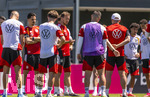 28.05.2026, Fussball DFB-Nationalmannschaft Deutschland, Trainingslager vor der WM in Herzogenaurach, im Homeground bei ADIDAS. Erste Trainingseinheit auf dem Adidas-Sportplatz, Bundestrainer Julian Nagelsmann (li, Deutschland) hält bei seinen Spielern eine Ansprache.