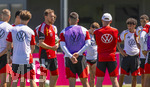 28.05.2026, Fussball DFB-Nationalmannschaft Deutschland, Trainingslager vor der WM in Herzogenaurach, im Homeground bei ADIDAS. Erste Trainingseinheit auf dem Adidas-Sportplatz, Bundestrainer Julian Nagelsmann (li, Deutschland) hält bei seinen Spielern eine Ansprache.