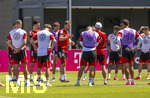 28.05.2026, Fussball DFB-Nationalmannschaft Deutschland, Trainingslager vor der WM in Herzogenaurach, im Homeground bei ADIDAS. Erste Trainingseinheit auf dem Adidas-Sportplatz, Bundestrainer Julian Nagelsmann (mitte, Deutschland) hält bei seinen Spielern eine Ansprache.