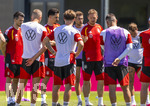 28.05.2026, Fussball DFB-Nationalmannschaft Deutschland, Trainingslager vor der WM in Herzogenaurach, im Homeground bei ADIDAS. Erste Trainingseinheit auf dem Adidas-Sportplatz, Bundestrainer Julian Nagelsmann (mitte, Deutschland) hält bei seinen Spielern eine Ansprache.