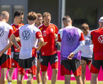 28.05.2026, Fussball DFB-Nationalmannschaft Deutschland, Trainingslager vor der WM in Herzogenaurach, im Homeground bei ADIDAS. Erste Trainingseinheit auf dem Adidas-Sportplatz, Bundestrainer Julian Nagelsmann (mitte, Deutschland) hält bei seinen Spielern eine Ansprache.