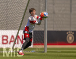 28.05.2026, Fussball DFB-Nationalmannschaft Deutschland, Trainingslager vor der WM in Herzogenaurach, im Homeground bei ADIDAS. Erste Trainingseinheit auf dem Adidas-Sportplatz,  Torwart Jonas Urbig (Deutschland) in Aktion. 