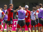 28.05.2026, Fussball DFB-Nationalmannschaft Deutschland, Trainingslager vor der WM in Herzogenaurach, im Homeground bei ADIDAS. Erste Trainingseinheit auf dem Adidas-Sportplatz, Bundestrainer Julian Nagelsmann (li, Deutschland) hält bei seinen Spielern eine Ansprache.