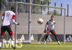 28.05.2026, Fussball DFB-Nationalmannschaft Deutschland, Trainingslager vor der WM in Herzogenaurach, im Homeground bei ADIDAS. Erste Trainingseinheit auf dem Adidas-Sportplatz, re: Torwart Alexander Nübel (Deutschland) 