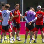 28.05.2026, Fussball DFB-Nationalmannschaft Deutschland, Trainingslager vor der WM in Herzogenaurach, im Homeground bei ADIDAS. Erste Trainingseinheit auf dem Adidas-Sportplatz, Bundestrainer Julian Nagelsmann (li, Deutschland) hält bei seinen Spielern eine Ansprache.