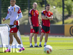 28.05.2026, Fussball DFB-Nationalmannschaft Deutschland, Trainingslager vor der WM in Herzogenaurach, im Homeground bei ADIDAS. Erste Trainingseinheit auf dem Adidas-Sportplatz, v.li, Athletiktrainer Krunoslav Banovicic, Athletiktrainer Thomas Böcker (beide Deutschland) beobachten das Training,