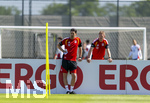 28.05.2026, Fussball DFB-Nationalmannschaft Deutschland, Trainingslager vor der WM in Herzogenaurach, im Homeground bei ADIDAS. Erste Trainingseinheit auf dem Adidas-Sportplatz, v.li: Co-Trainer Benjamin Hübner (Deutschland) und Bundestrainer Julian Nagelsmann (Deutschland) nachdenklich 