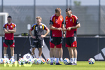 28.05.2026, Fussball DFB-Nationalmannschaft Deutschland, Trainingslager vor der WM in Herzogenaurach, im Homeground bei ADIDAS. Erste Trainingseinheit auf dem Adidas-Sportplatz, v.li: Bundestrainer Julian Nagelsmann (Deutschland) und Assistenztrainer für Standards Mads Buttgereit (DFB) diskutieren den Trainingsplan.