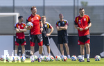 28.05.2026, Fussball DFB-Nationalmannschaft Deutschland, Trainingslager vor der WM in Herzogenaurach, im Homeground bei ADIDAS. Erste Trainingseinheit auf dem Adidas-Sportplatz, Bundestrainer Julian Nagelsmann (Deutschland) gibt Anweisungen, zeigt, gestikuliert, gibt Kommandos, Anweisungen, gibt Anweisungen, zeigend, gestikulierend, , re: Mads Buttgereit (DFB).