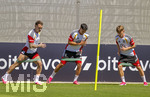 28.05.2026, Fussball DFB-Nationalmannschaft Deutschland, Trainingslager vor der WM in Herzogenaurach, im Homeground bei ADIDAS. Erste Trainingseinheit auf dem Adidas-Sportplatz, v.li: David Raum (Deutschland), Nadiem Amiri (Deutschland), Lennart Karl (Deutschland) beim Gummibandtraining 