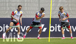 28.05.2026, Fussball DFB-Nationalmannschaft Deutschland, Trainingslager vor der WM in Herzogenaurach, im Homeground bei ADIDAS. Erste Trainingseinheit auf dem Adidas-Sportplatz, v.li: David Raum (Deutschland), Nadiem Amiri (Deutschland), Lennart Karl (Deutschland) beim Gummibandtraining 