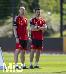 28.05.2026, Fussball DFB-Nationalmannschaft Deutschland, Trainingslager vor der WM in Herzogenaurach, im Homeground bei ADIDAS. Erste Trainingseinheit auf dem Adidas-Sportplatz, v.li, Athletiktrainer Krunoslav Banovicic, Athletiktrainer Thomas Böcker (beide Deutschland) beobachten das Training,