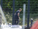 28.05.2026, Fussball DFB-Nationalmannschaft Deutschland, Trainingslager vor der WM in Herzogenaurach, im Homeground bei ADIDAS. Erste Trainingseinheit auf dem Adidas-Sportplatz, ADIDAS CEO Björn Gulden geht auf Krücken, er hat gerade die Spieler begrüßt.