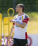 28.05.2026, Fussball DFB-Nationalmannschaft Deutschland, Trainingslager vor der WM in Herzogenaurach, im Homeground bei ADIDAS. Erste Trainingseinheit auf dem Adidas-Sportplatz, Leroy Sane (Deutschland) trainiert mit drei Ohrringen und einem Ring am Finger.
