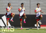 28.05.2026, Fussball DFB-Nationalmannschaft Deutschland, Trainingslager vor der WM in Herzogenaurach, im Homeground bei ADIDAS. Erste Trainingseinheit auf dem Adidas-Sportplatz, von links:  Leroy Sane (Deutschland) und Jamal Musiala (Deutschland), Angelo Stiller (Deutschland) 