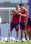 28.05.2026, Fussball DFB-Nationalmannschaft Deutschland, Trainingslager vor der WM in Herzogenaurach, im Homeground bei ADIDAS. Erste Trainingseinheit auf dem Adidas-Sportplatz, v.li: Bundestrainer Julian Nagelsmann (Deutschland) mit Uhrenvergleich mit Co-Trainer Benjamin Hübner (Deutschland) 