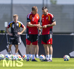 28.05.2026, Fussball DFB-Nationalmannschaft Deutschland, Trainingslager vor der WM in Herzogenaurach, im Homeground bei ADIDAS. Erste Trainingseinheit auf dem Adidas-Sportplatz, v.li: Bundestrainer Julian Nagelsmann (Deutschland) und Assistenztrainer für Standards Mads Buttgereit (DFB) diskutieren den Trainingsplan.