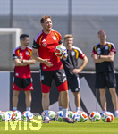 28.05.2026, Fussball DFB-Nationalmannschaft Deutschland, Trainingslager vor der WM in Herzogenaurach, im Homeground bei ADIDAS. Erste Trainingseinheit auf dem Adidas-Sportplatz, Bundestrainer Julian Nagelsmann (Deutschland) gibt Anweisungen, zeigt, gestikuliert, gibt Kommandos, Anweisungen, gibt Anweisungen, zeigend, gestikulierend, , 