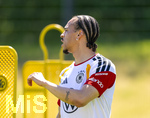 28.05.2026, Fussball DFB-Nationalmannschaft Deutschland, Trainingslager vor der WM in Herzogenaurach, im Homeground bei ADIDAS. Erste Trainingseinheit auf dem Adidas-Sportplatz, Leroy Sane (Deutschland) trainiert mit drei Ohrringen und einem Ring am Finger.