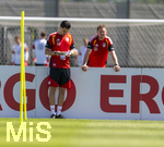 28.05.2026, Fussball DFB-Nationalmannschaft Deutschland, Trainingslager vor der WM in Herzogenaurach, im Homeground bei ADIDAS. Erste Trainingseinheit auf dem Adidas-Sportplatz, v.li: Co-Trainer Benjamin Hübner (Deutschland) und Bundestrainer Julian Nagelsmann (Deutschland) nachdenklich 