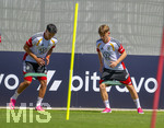 28.05.2026, Fussball DFB-Nationalmannschaft Deutschland, Trainingslager vor der WM in Herzogenaurach, im Homeground bei ADIDAS. Erste Trainingseinheit auf dem Adidas-Sportplatz, v.li: Nadiem Amiri (Deutschland), Lennart Karl (Deutschland) beim Gummibandtraining 
