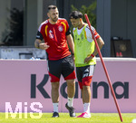 28.05.2026, Fussball DFB-Nationalmannschaft Deutschland, Trainingslager vor der WM in Herzogenaurach, im Homeground bei ADIDAS. Erste Trainingseinheit auf dem Adidas-Sportplatz, li: Assistenztrainer für Standards Mads Buttgereit (DFB) mit Nadiem Amiri (Deutschland) 