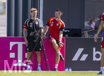 28.05.2026, Fussball DFB-Nationalmannschaft Deutschland, Trainingslager vor der WM in Herzogenaurach, im Homeground bei ADIDAS. Erste Trainingseinheit auf dem Adidas-Sportplatz, Körperanalyse-Team mit dem Empfänger für die Fitnessdaten der Spieler-Brustgurte.  li: Datenanalyst Claudius Müller (DFB), re: Athletiktrainer Nicklas Dietrich (DFB). 