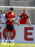 28.05.2026, Fussball DFB-Nationalmannschaft Deutschland, Trainingslager vor der WM in Herzogenaurach, im Homeground bei ADIDAS. Erste Trainingseinheit auf dem Adidas-Sportplatz, v.li: Co-Trainer Benjamin Hübner (Deutschland) und Bundestrainer Julian Nagelsmann (Deutschland) nachdenklich 