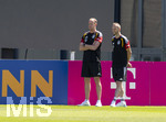 28.05.2026, Fussball DFB-Nationalmannschaft Deutschland, Trainingslager vor der WM in Herzogenaurach, im Homeground bei ADIDAS. Erste Trainingseinheit auf dem Adidas-Sportplatz, li: Mannschaftsarzt Dr. Jochen Hahne (DFB und FCB)