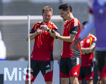28.05.2026, Fussball DFB-Nationalmannschaft Deutschland, Trainingslager vor der WM in Herzogenaurach, im Homeground bei ADIDAS. Erste Trainingseinheit auf dem Adidas-Sportplatz, v.li: Bundestrainer Julian Nagelsmann (Deutschland) mit Uhrenvergleich mit Co-Trainer Benjamin Hübner (Deutschland) 