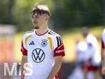 28.05.2026, Fussball DFB-Nationalmannschaft Deutschland, Trainingslager vor der WM in Herzogenaurach, im Homeground bei ADIDAS. Erste Trainingseinheit auf dem Adidas-Sportplatz, Lennart Karl (Deutschland) zieht einen Spinnennetz-Faden in den Harren mit