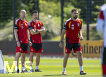 28.05.2026, Fussball DFB-Nationalmannschaft Deutschland, Trainingslager vor der WM in Herzogenaurach, im Homeground bei ADIDAS. Erste Trainingseinheit auf dem Adidas-Sportplatz, v.li, Athletiktrainer Krunoslav Banovicic, Athletiktrainer Thomas Böcker (beide Deutschland) beobachten das Training, re: Athletiktrainer Bram Geers (GER)