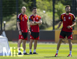 28.05.2026, Fussball DFB-Nationalmannschaft Deutschland, Trainingslager vor der WM in Herzogenaurach, im Homeground bei ADIDAS. Erste Trainingseinheit auf dem Adidas-Sportplatz, v.li, Athletiktrainer Krunoslav Banovicic, Athletiktrainer Thomas Böcker (beide Deutschland) beobachten das Training, re: Athletiktrainer Bram Geers (GER)