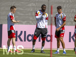28.05.2026, Fussball DFB-Nationalmannschaft Deutschland, Trainingslager vor der WM in Herzogenaurach, im Homeground bei ADIDAS. Erste Trainingseinheit auf dem Adidas-Sportplatz, v.li: Florian Wirtz (Deutschland), Antonio Rüdiger (Deutschland), Alexander Pavlovic (Deutschland) nachdenklich 