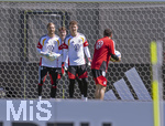 28.05.2026, Fussball DFB-Nationalmannschaft Deutschland, Trainingslager vor der WM in Herzogenaurach, im Homeground bei ADIDAS. Erste Trainingseinheit auf dem Adidas-Sportplatz, v.li: Torwart Oliver Baumann (Deutschland), Torwart Jonas Urbig (GER), Torwart Alexander Nübel (Deutschland) mit dem Torwarttrainer Andreas Kronenberg (Deutschland)  
