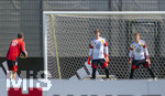 28.05.2026, Fussball DFB-Nationalmannschaft Deutschland, Trainingslager vor der WM in Herzogenaurach, im Homeground bei ADIDAS. Erste Trainingseinheit auf dem Adidas-Sportplatz, li: Torwarttrainer Andreas Kronenberg (Deutschland)  Torwart Jonas Urbig, Torwart Alexander Nübel (Deutschland) am Nebenplatz 