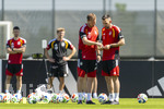 28.05.2026, Fussball DFB-Nationalmannschaft Deutschland, Trainingslager vor der WM in Herzogenaurach, im Homeground bei ADIDAS. Erste Trainingseinheit auf dem Adidas-Sportplatz, v.li: Bundestrainer Julian Nagelsmann (Deutschland) und Assistenztrainer für Standards Mads Buttgereit (DFB) diskutieren den Trainingsplan.